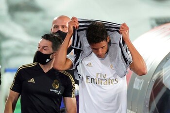 Varane abandonó el campo tras