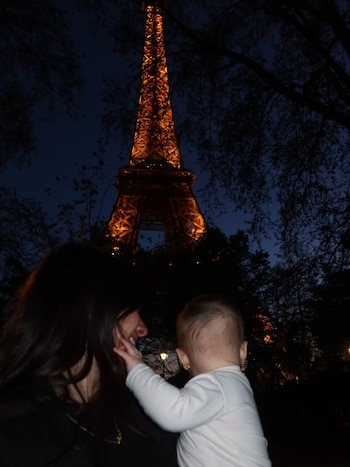 El carrusel de fotos de Ailén Cova y su hija Alaia en París
