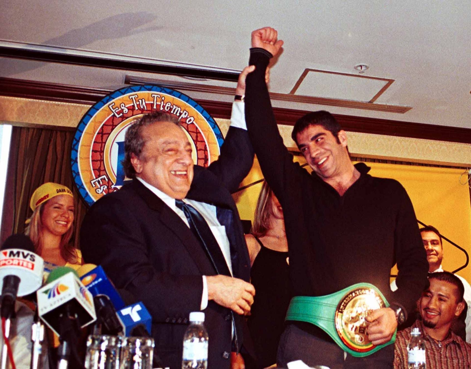 José Sulaiman, titular del Consejo Mundial de Boxeo, y Jorge Kahwagi, durante la entrega del cinturón del campeonato Internacional peso Crucero, del Comité Mexicano de Boxeo en el hotel Melia. FOTO: Susana Navarrete/CUARTOSCURO.COM