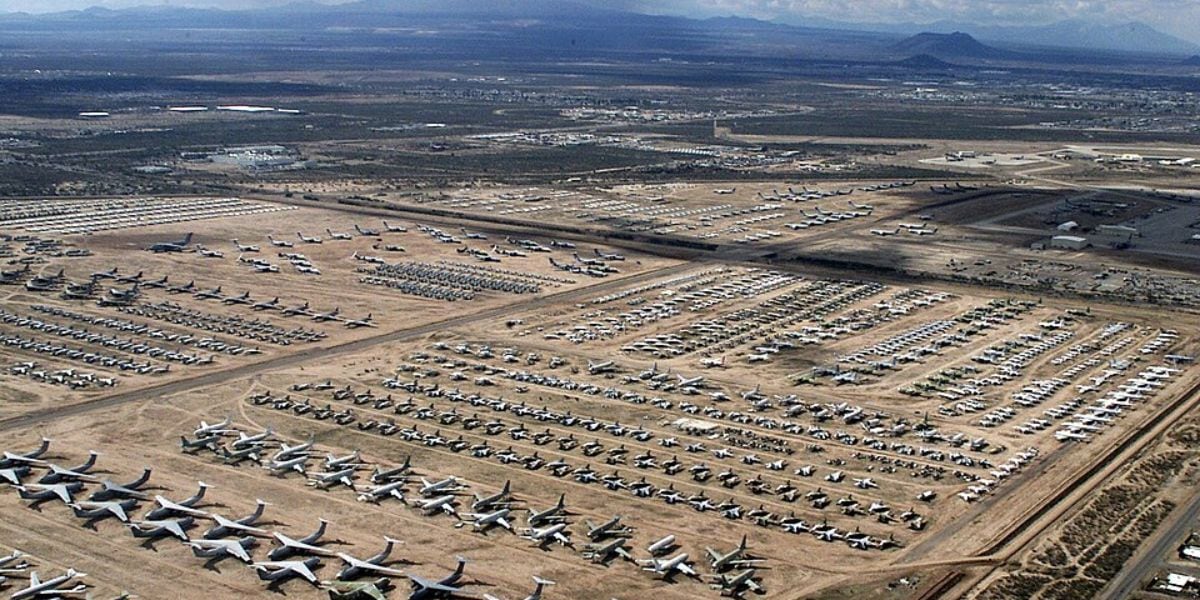 El mayor cementerio de aviones del mundo está ubicado en el desierto de Arizona y almacena más de 4.000 aeronaves de distintas épocas (Wikipedia)