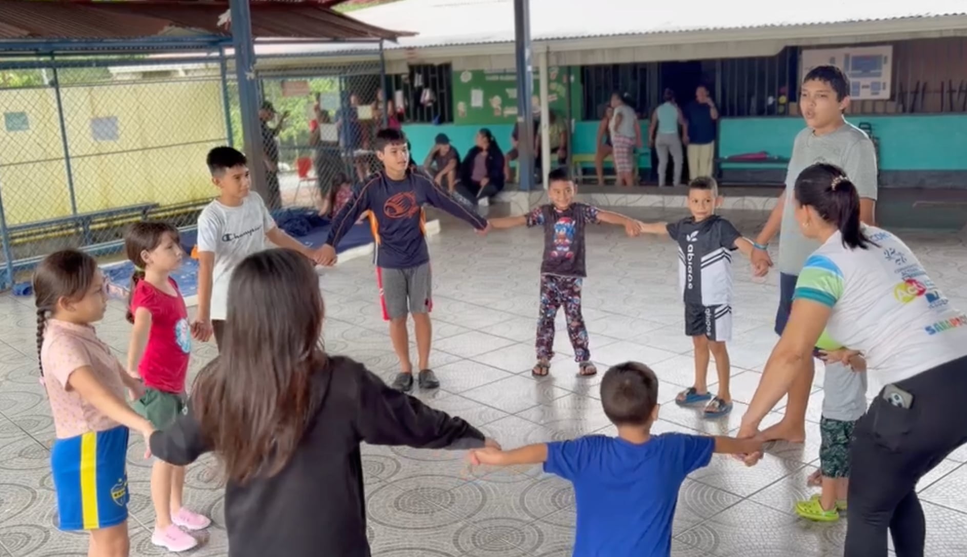 Niños y niñas participan en actividades recreativas organizadas en los albergues como parte de la atención integral a las familias evacuadas. Crédito: CNE