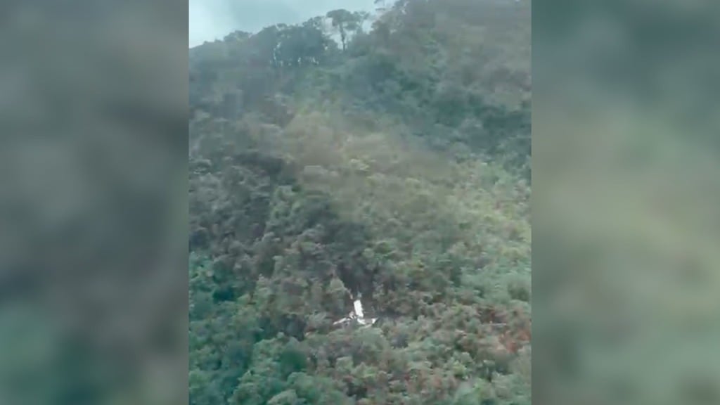 Imagen aérea que muestra los restos de la avioneta pilotada por Rider Castillo Aburto, incrustada en una zona de densa vegetación y terreno escarpado en la selva de Guyana (Foto cortesía Guyana Civil Aviation Authority).