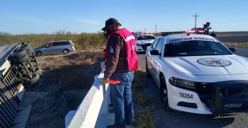 Pobladores robaron camión que volcó