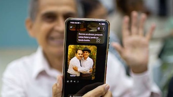 Día del Padre: adultos mayores de la ONP reviven abrazos con IA y se reconectan con sus familias