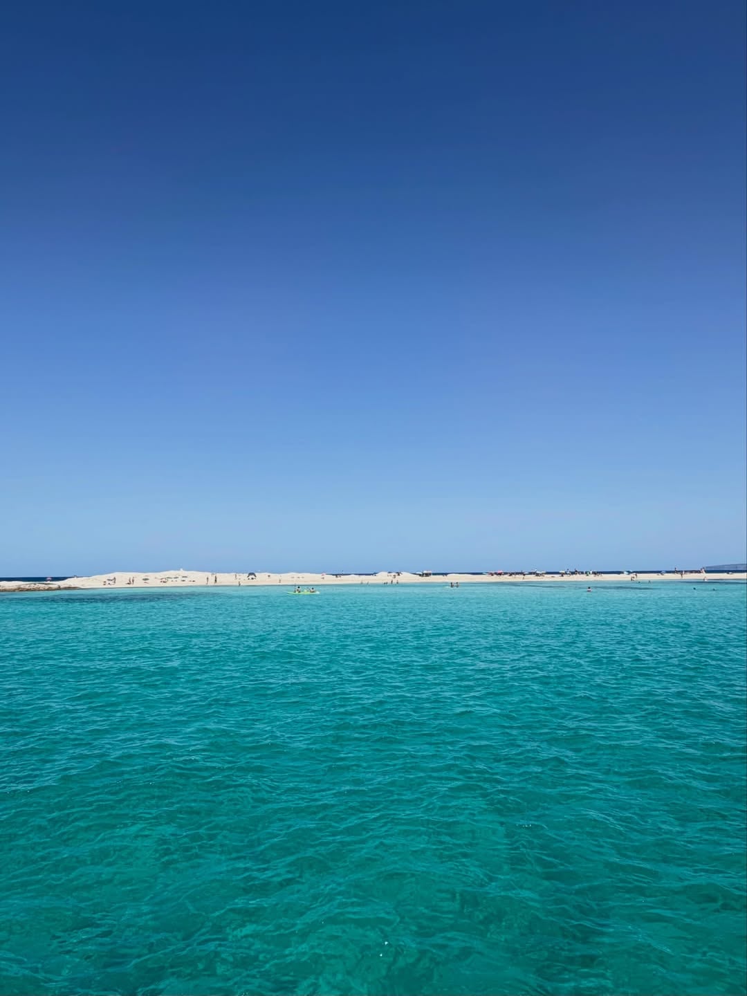 Las aguas cristalinas de lo que parece ser Formentera, parada obligada del viaje