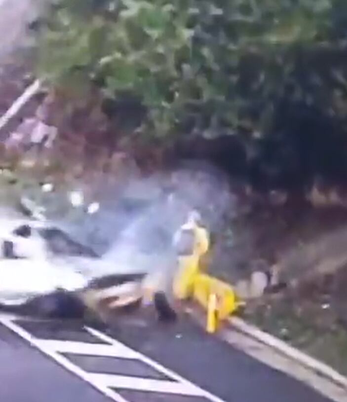 El accidente, ocurrido el 23 de marzo, dejó un vehículo incinerado tras chocar contra un muro en el canal de agua - crédito @ColombiaOscura/X