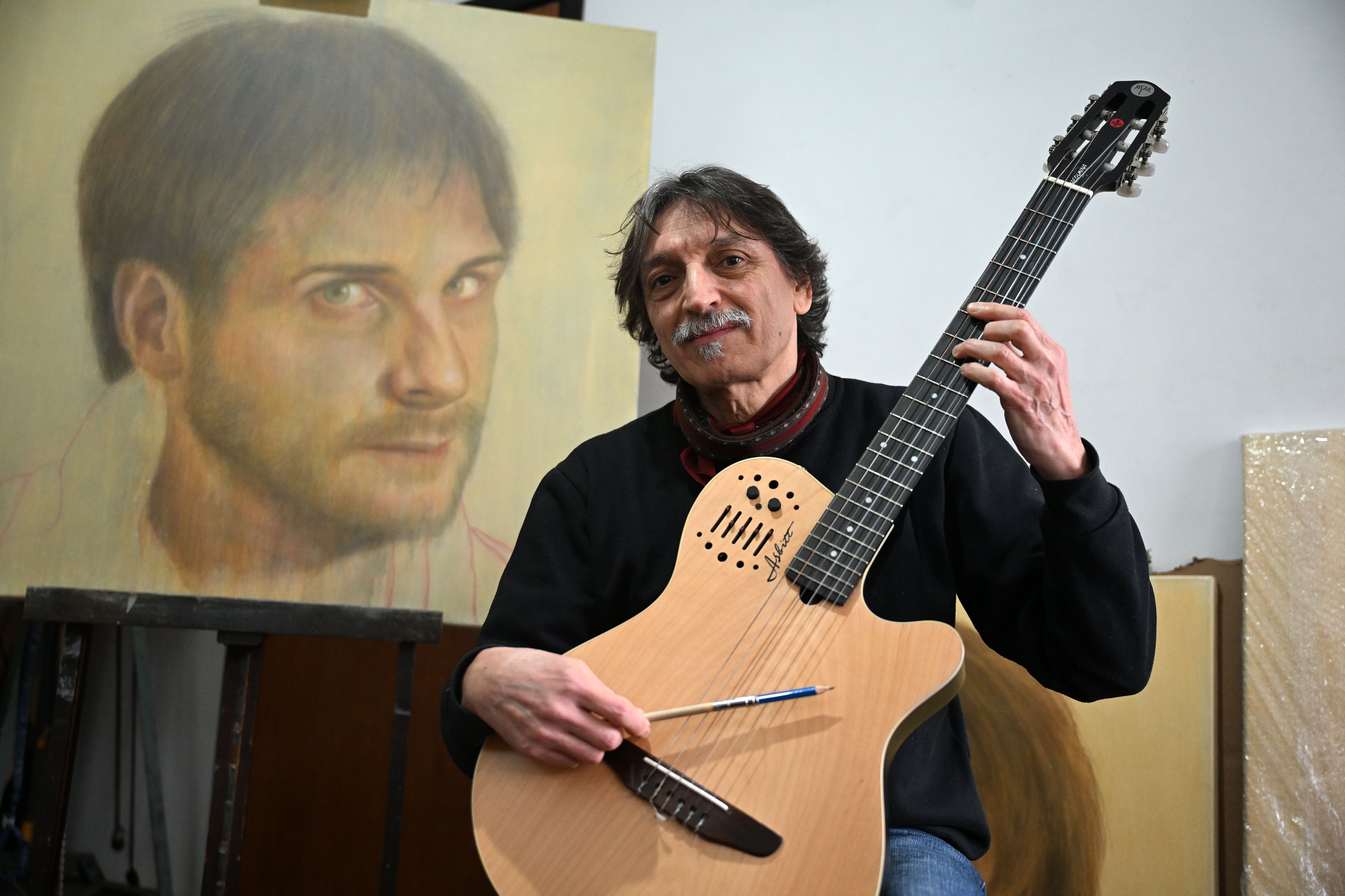 Raffo reconoce que en la música no tuvo la tenacidad que sí sostuvo con la plástica, aquí junto a una de las obras que se exponen en Avellaneda (Maximiliano Luna)