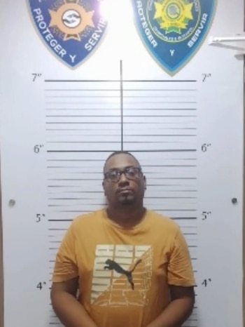 Las cámaras de videovigilancia registraron un Mazda Demio blanco que la Policía Nacional vinculó con el detenido por el caso. (Foto cortesía Policía Nacional República Dominicana)