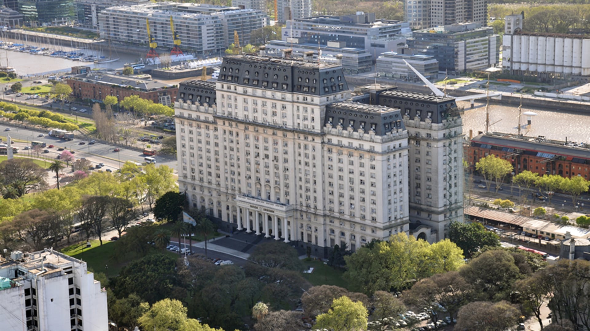 Los militares designados en cargos del Ministerio de Defensa mantienen el cómputo de servicios activos para su carrera profesional