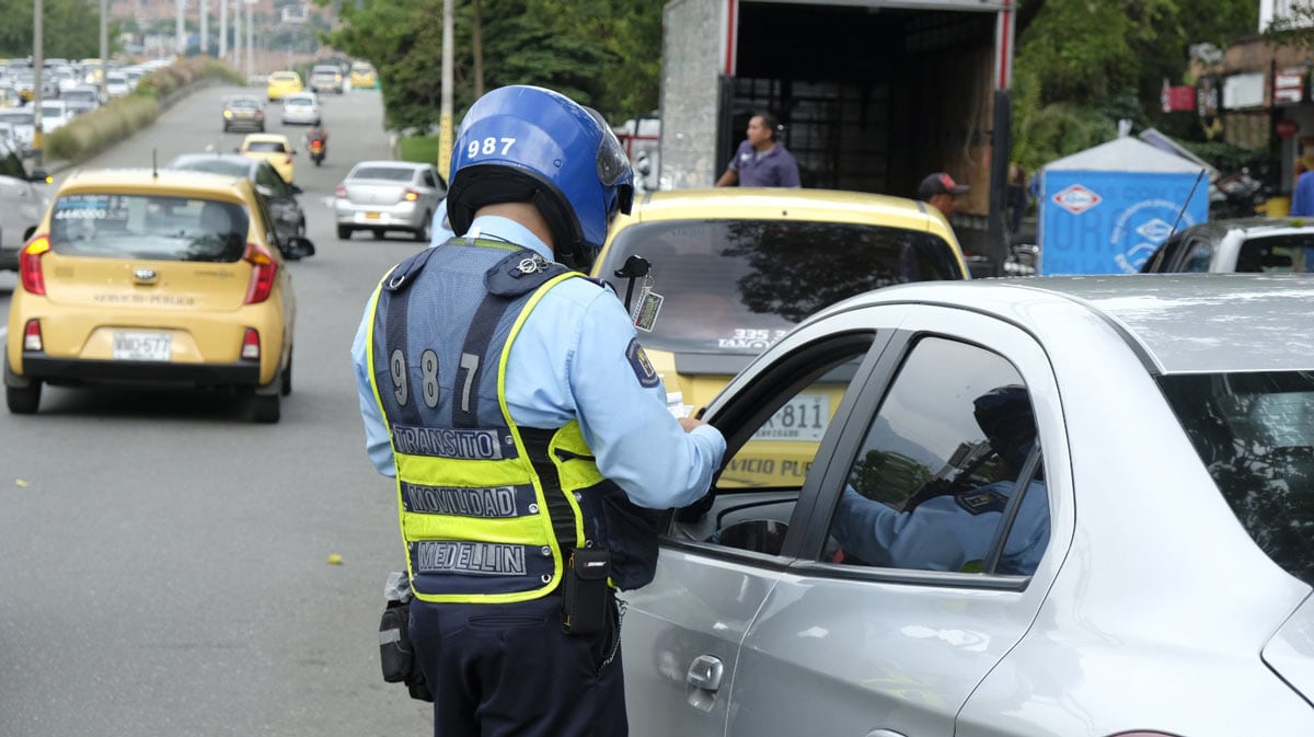 La falta de espacios disponibles puede llevar a algunos conductores a ocupar andenes, rampas y entradas de viviendas, lo que afecta la movilidad y puede acarrear sanciones -crédito Alcaldía de Medellín