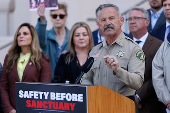 El sheriff Chad Bianco decomisó más de 650.000 votos de la Proposición 50 en Riverside County por posibles delitos electorales (REUTERS/Mike Blake)