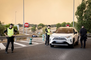 La Guardia Civil de Tráfico en una carretera cortada en Chapinería, Madrid (A. Pérez Meca / Europa Press)