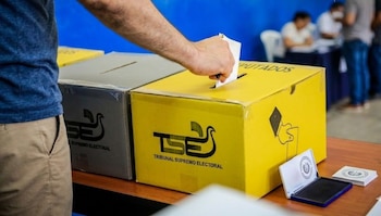 El Tribunal Supremo Electoral de El Salvador realizó la primera prueba interna del sistema de registro y transmisión de las Juntas Receptoras de Votos para las elecciones generales de 2027. (Cortesía: Secretaría de Prensa)