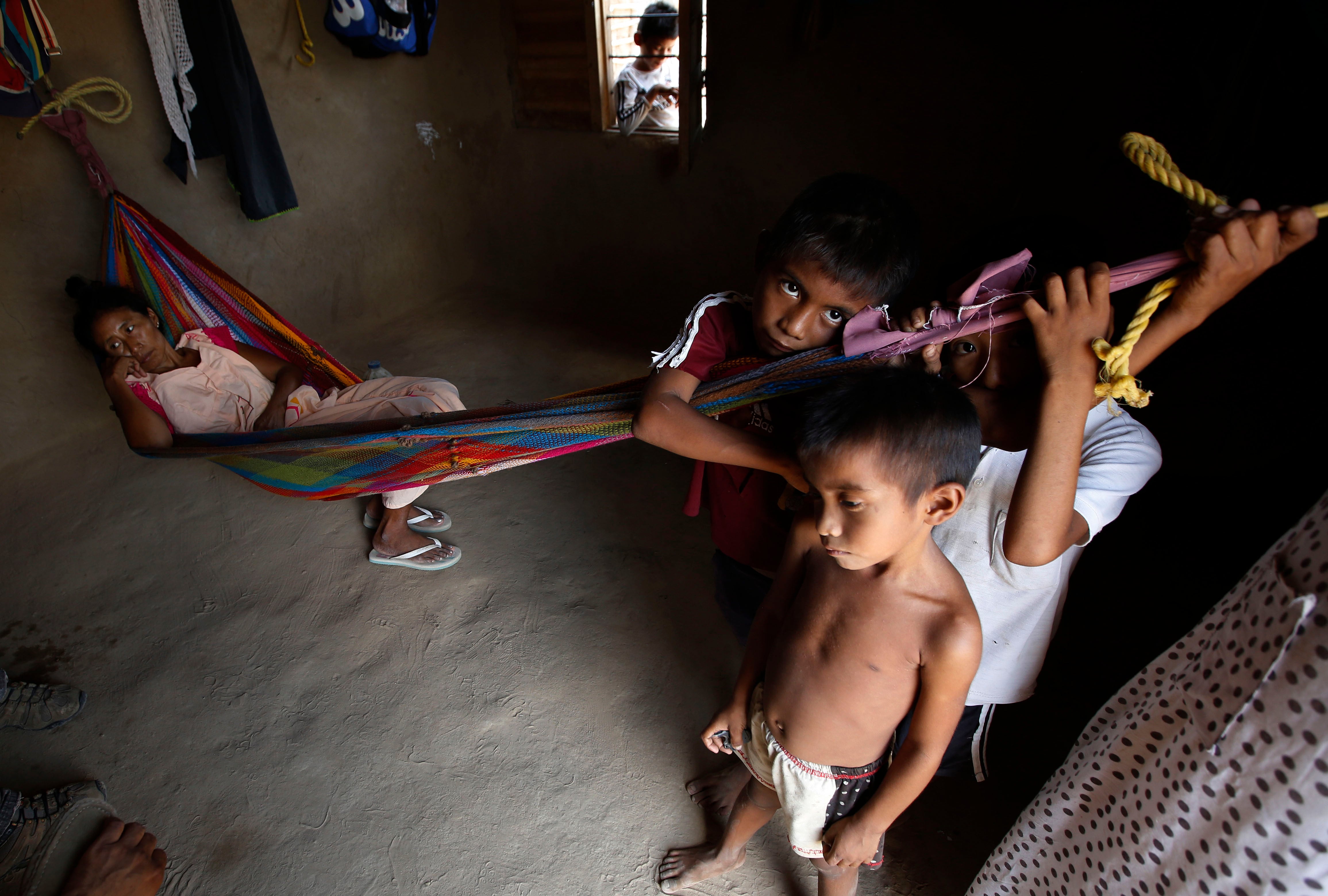 Los efectos de la desnutrición crónica durante la infancia pueden afectar la capacidad cognitiva y el desempeño educativo años después -crédito Fernando Vergara/AP Foto