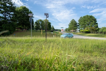 Un coche pasa junto a un par de cámaras Flock en Jefferson, Georgia, el mes pasado. (Kevin D. Liles/Para The Washington Post)