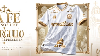 Juan Pablo II College presentó camiseta en honor al Papa León XIV, que visitará el Perú en noviembre