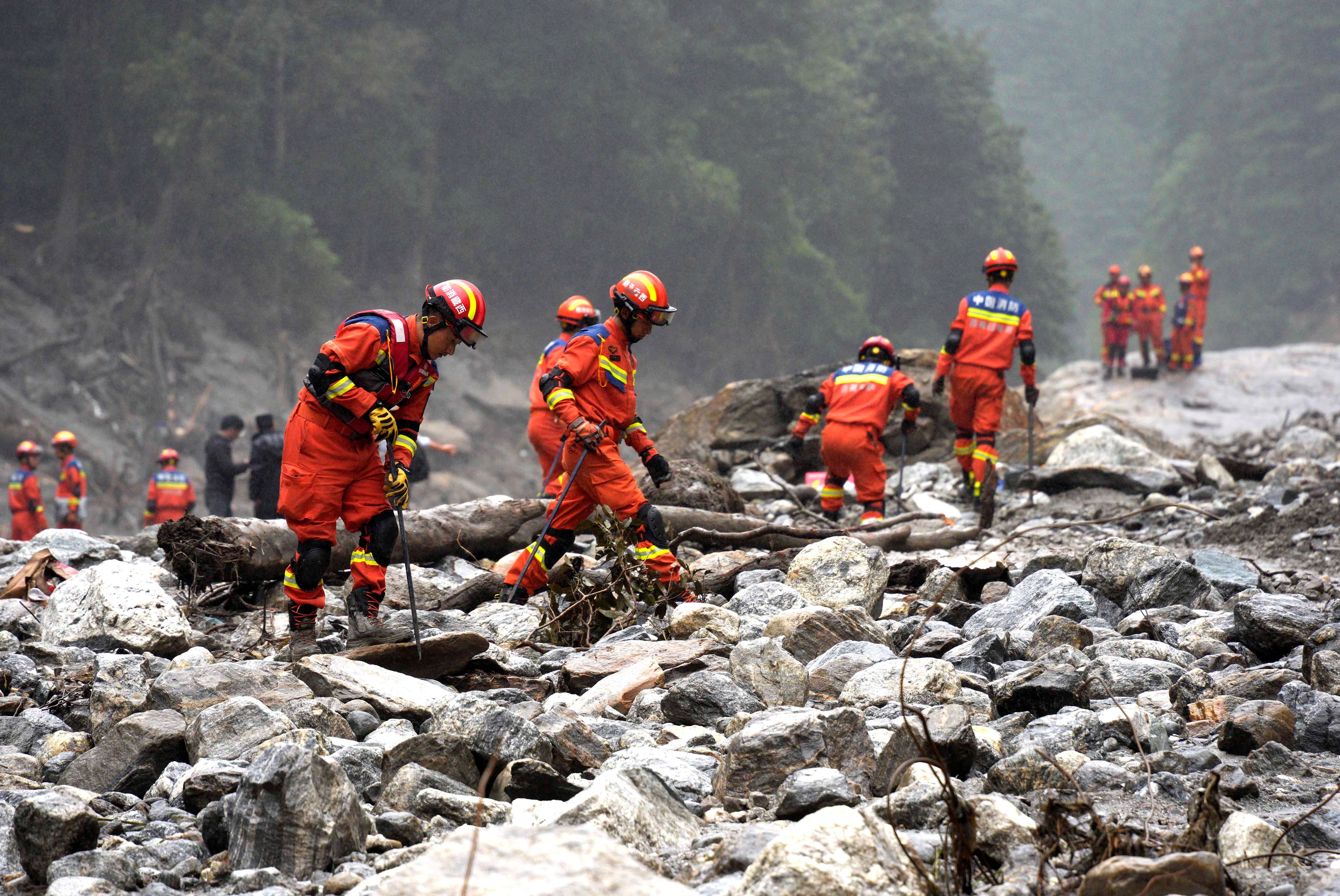 Bomberos realizan operaciones de búsqueda y rescate a lo largo de un río, tras un deslizamiento de tierra en el condado de Gyirong, Shigatse, Región Autónoma del Tíbet, China. 29 agosto 2026. cnsphoto vía Reuters