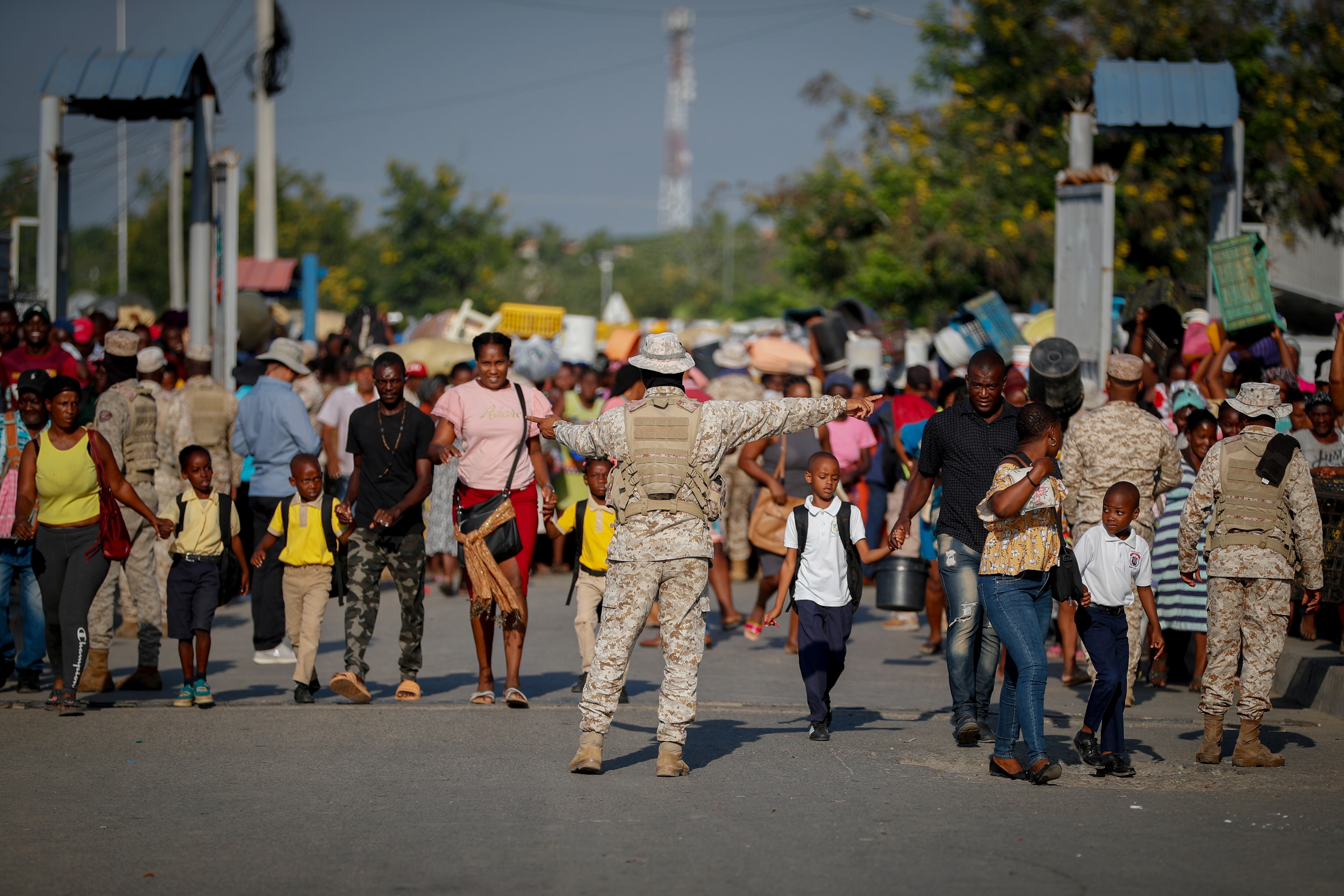 Militares dominicanos controlan el flujo de haitianos que esperan cruzar la frontera para abastecerse de productos en el Mercado Binacional en Dajabón (República Dominicana). EFE/ Bienvenido Velasco