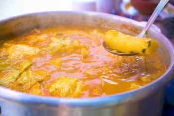 El evento, organizado por la Alcaldía de San Salvador Centro, reunió a familias que degustaron el plato en un ambiente festivo y seguro. (Foto cortesía Alcaldía de San Salvador)