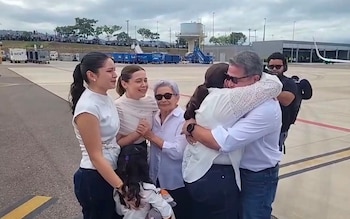 Familiares reciben a Juan Orlando Hernández en la pista de Palmerola durante su emotivo reencuentro tras su regreso a Honduras.(fotos: Cortesía)
