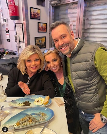 Carmen Borrego y Kike Calleja se han despedido de algunos de sus más allegados antes de poner rumbo a 'Supervivientes'. (Redes sociales)
