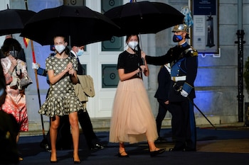La princesa Leonor y la infanta Sofía de España se retiran tras asistir a la ceremonia de los premios Princesa de Asturias 2021. (REUTERS/Vincent West)