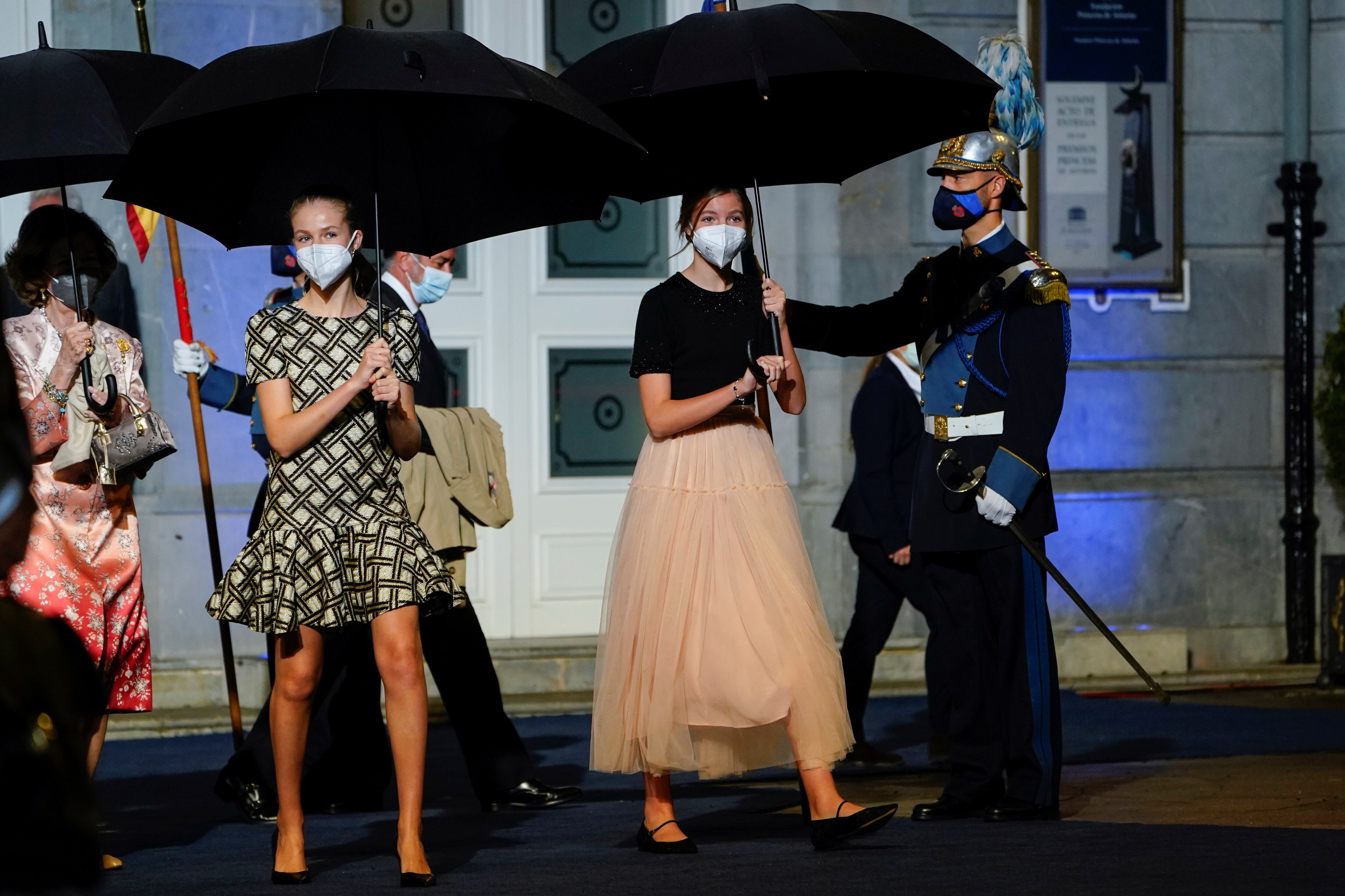 La princesa Leonor y la infanta Sofía de España se retiran tras asistir a la ceremonia de los premios Princesa de Asturias 2021. (REUTERS/Vincent West)