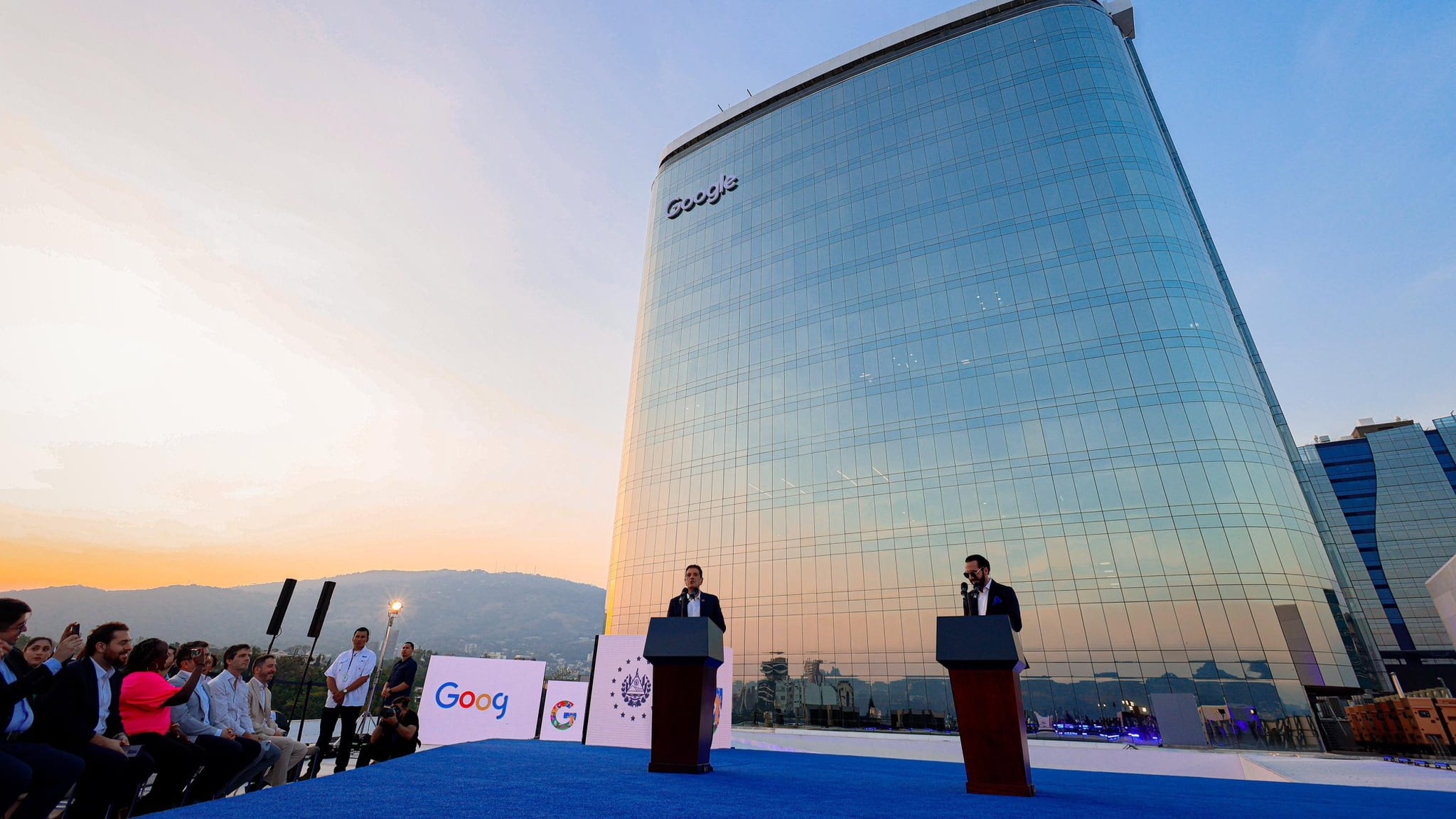 El presidente Nayib Bukele inauguró una base de operaciones de Google en El Salvador en 2024 (Foto archivo, cortesía Presidencia de El Salvador)
