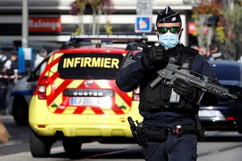 Un oficial de seguridad vigila