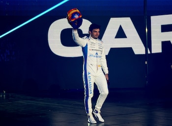 Carlos Sainz visitiendo el overol de Williams. Será la primera temporada del español con la escudería británica tras su paso por Ferrari (REUTERS/Andrew Boyers)