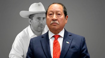 Primer plano de un hombre de edad media con bigote, traje oscuro y corbata roja, superpuesto a un hombre en escala de grises con camisa blanca y sombrero.