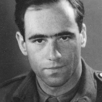 Retrato en blanco y negro de un hombre joven con cabello oscuro y expresión seria, vistiendo lo que parece ser un uniforme militar