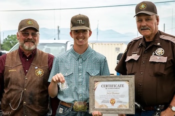 Jory Thomas, un adolescente de 14 años, rescató con un lazo de rodeo a un hombre que se ahogaba en el río Yellowstone durante un campamento familiar en Montana (Facebook)