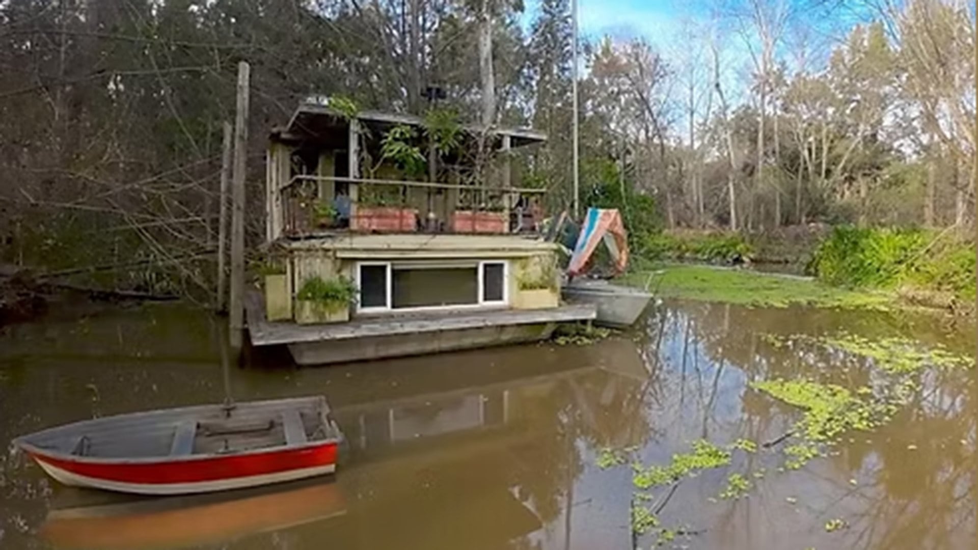 Al lado de su casa flotante de dos pisos, Aníbal tiene amarrado su viejo velero