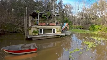 El aficionado a la náutica que vivió temporalmente en su velero hasta que construyó una casa flotante en el delta del Dique Luján