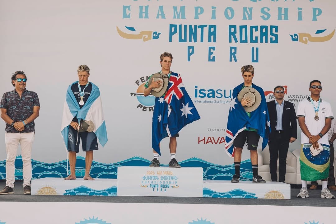 Thiago Passeri en el segundo escalón del podio en el Mundial de Perú. Quedó apenas medio punto debajo del australiano Ocean Lancaster (@isasurfing)