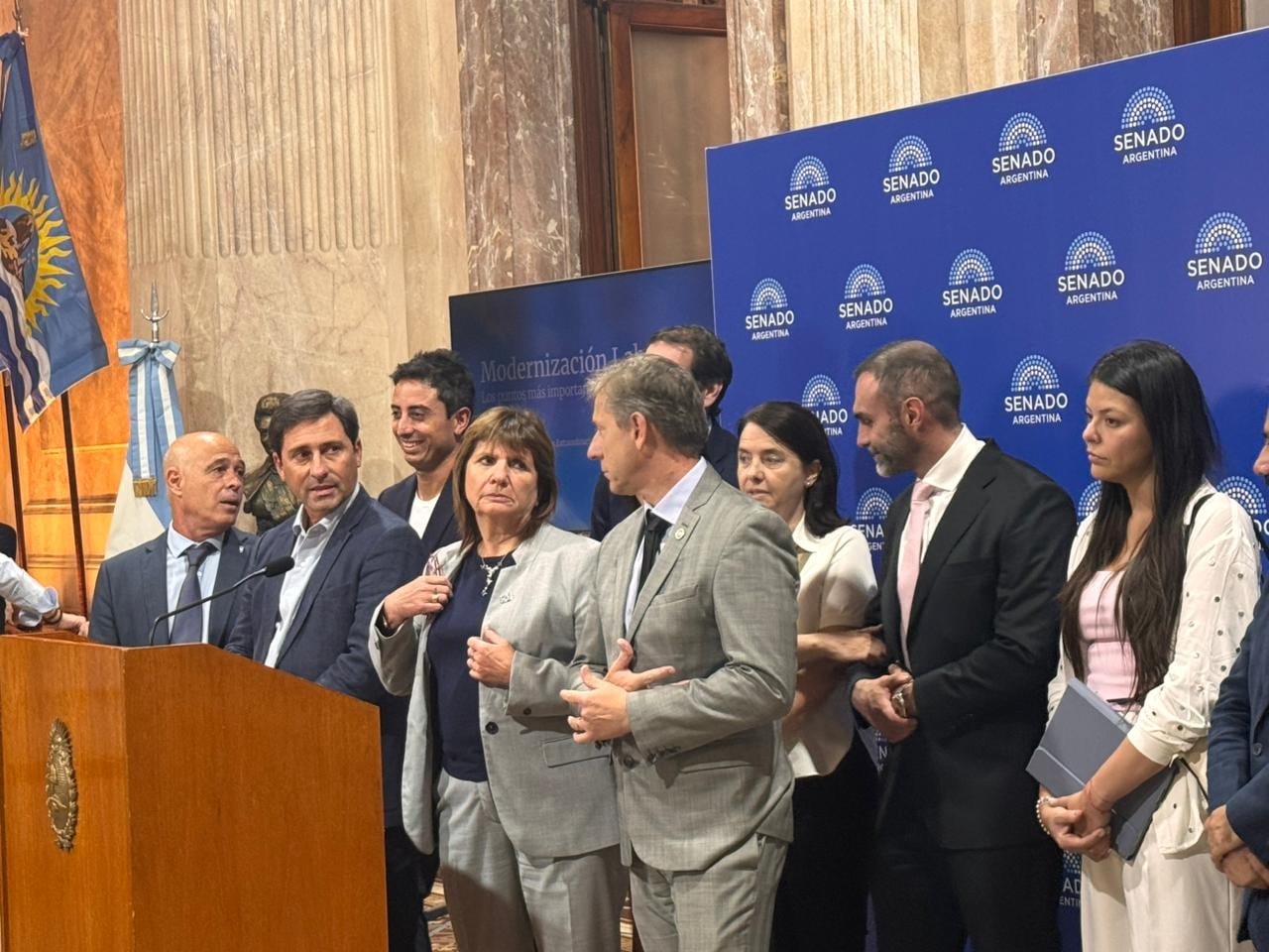 La jefa libertaria en la Cámara alta, Patricia Bullrich, junto a sus pares de la Unión Cívica Radical, Eduardo Vischi; y del PRO, Martín Goerling