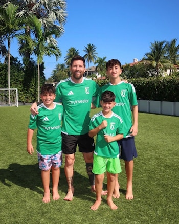 Lionel Messi con la camiseta de Cornellà