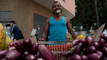 Un vendedor de berenjenas en