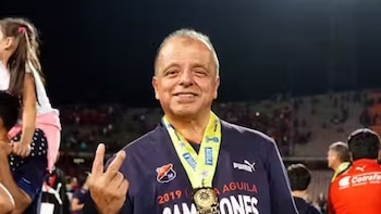 Javier Hernández Bonnet lanzó una dura crítica al dueño del Independiente Medellín tras el escándalo con los hinchas: “Pobreza y pequeñez intelectual”