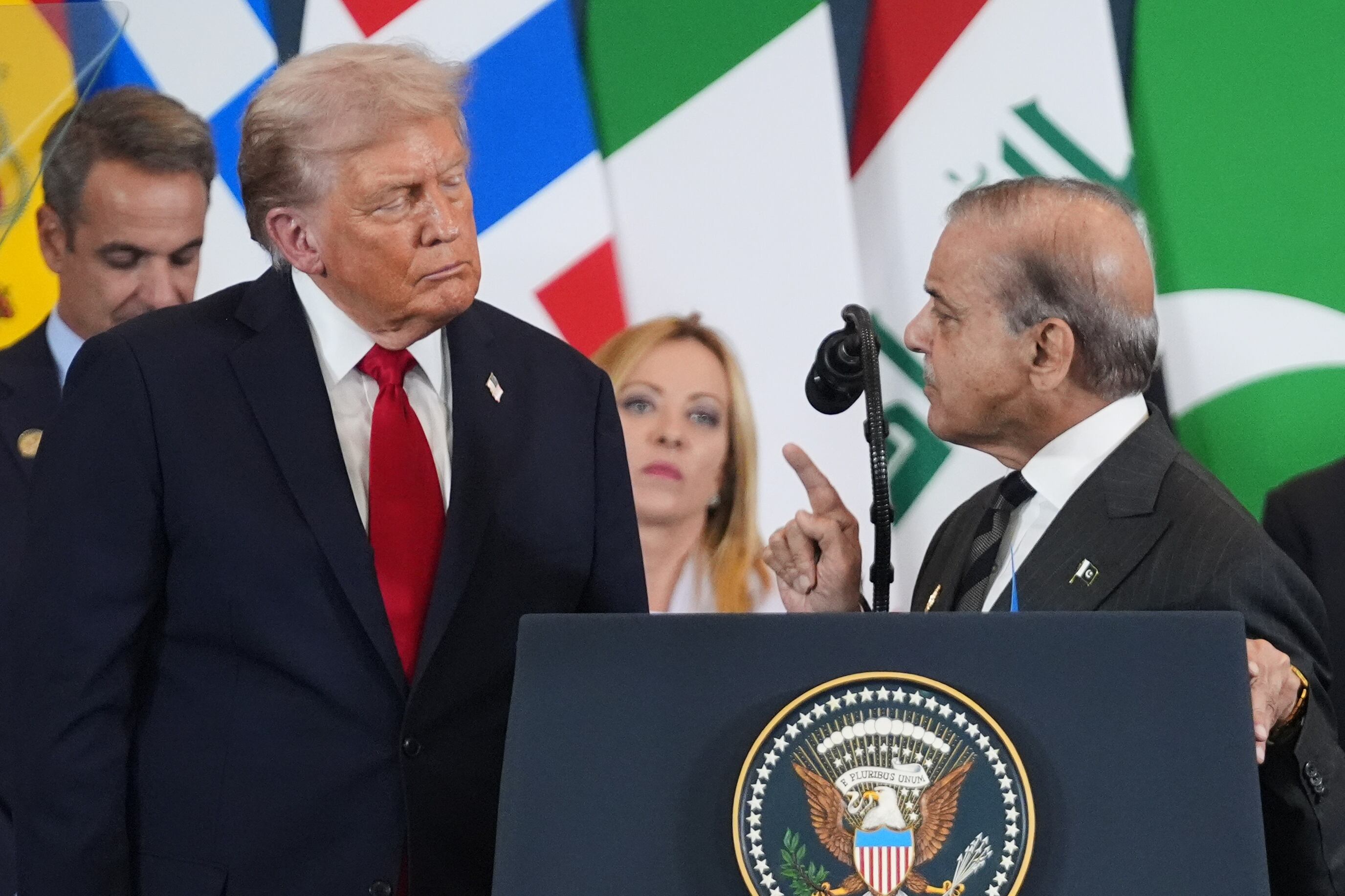 El presidente de Estados Unidos, Donald Trump (izquierda), escucha la intervención del primer ministro de Pakistán, Shehbaz Sharif. (AP Foto/Evan Vucci)
