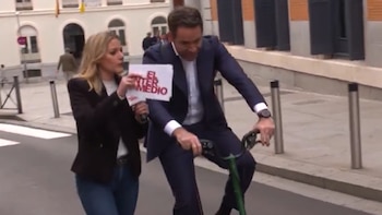 Una reportera se encuentra con