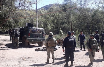 Una camioneta con las iniciales