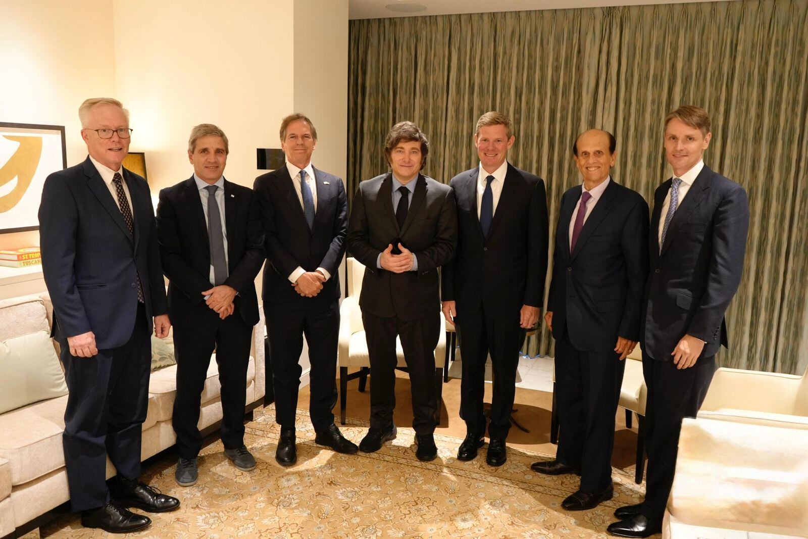 Javier Milei con Ryan McInerney, CEO de Visa, Michael Milken, Luis Caputo y Alec Oxenford durante su gira en Los Ángeles, (Estados Unidos)