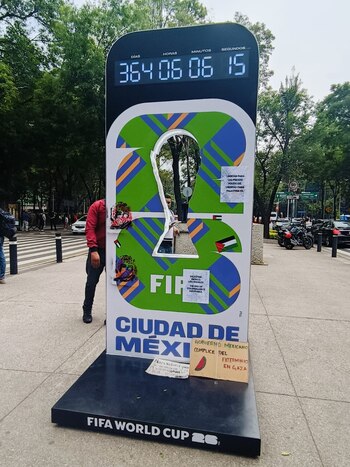 Usuarios vandalizan reloj del Mundial.