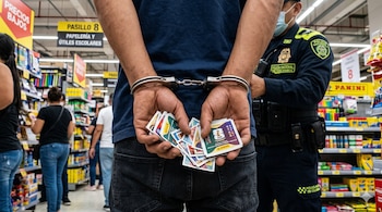 La intervención policial ocurrió en el Centro Comercial Manila y permitió recuperar la mercancía tras el registro de cámaras de seguridad - crédito Visuales IA