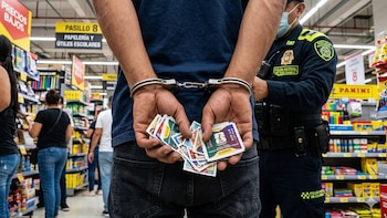 De la pasión futbolera al delito: hombre fue capturado en Fusagasugá tras intentar robar caja de láminas del álbum del Mundial 2026