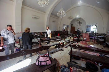 Varias personas inspeccionan el interior