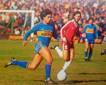 Jorge "el Potro" Domínguez con la camiseta de Boca auspiciada por Vinos Maravilla -quien pagaba el 90% de los sueldos del plantel-. El 5 de Argentinos era Checho Batista.