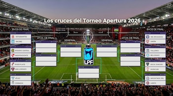 Vista aérea de un bracket de torneo de fútbol mostrando los cruces del Torneo Apertura 2026, con el logo LPF y trofeo central, sobre un estadio lleno de aficionados.